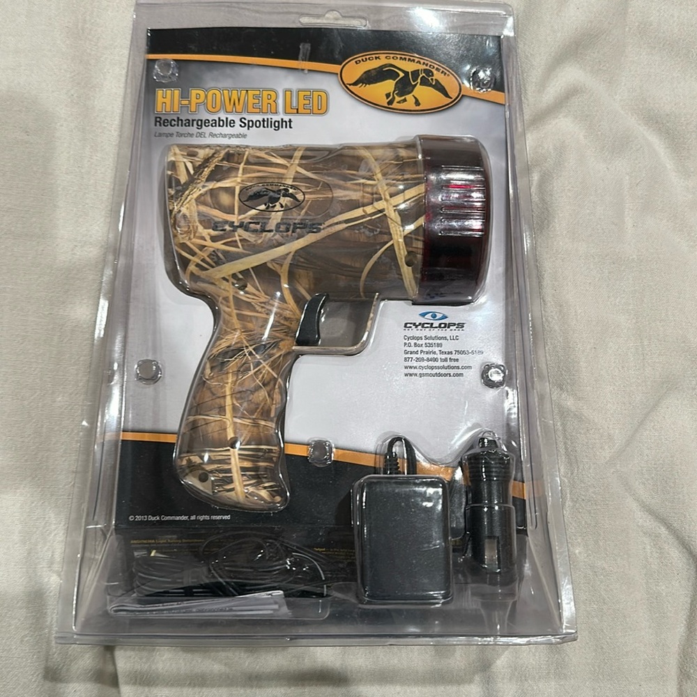 New in box! Duck Commander hi-power LED light 300 lumens Camo color cyclops